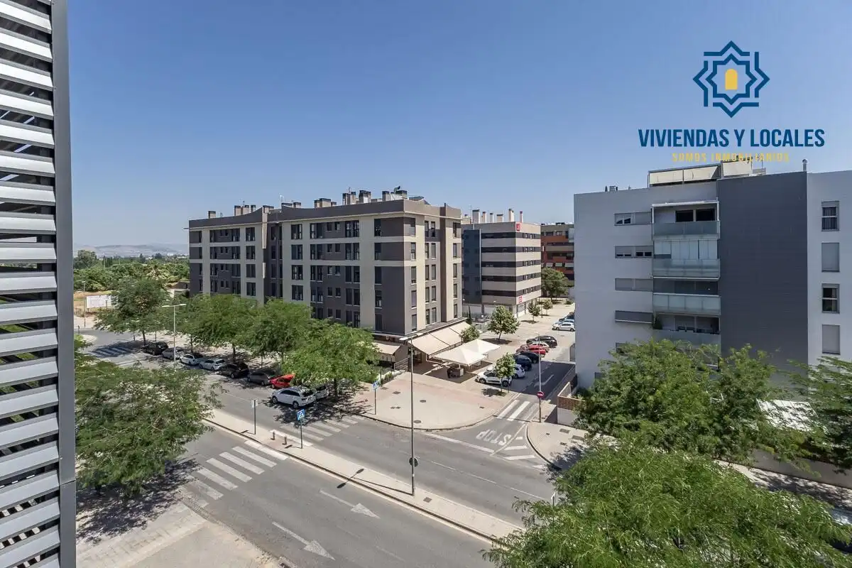 Vista exterior de Pis en venda en Granada amb Piscina comunitària