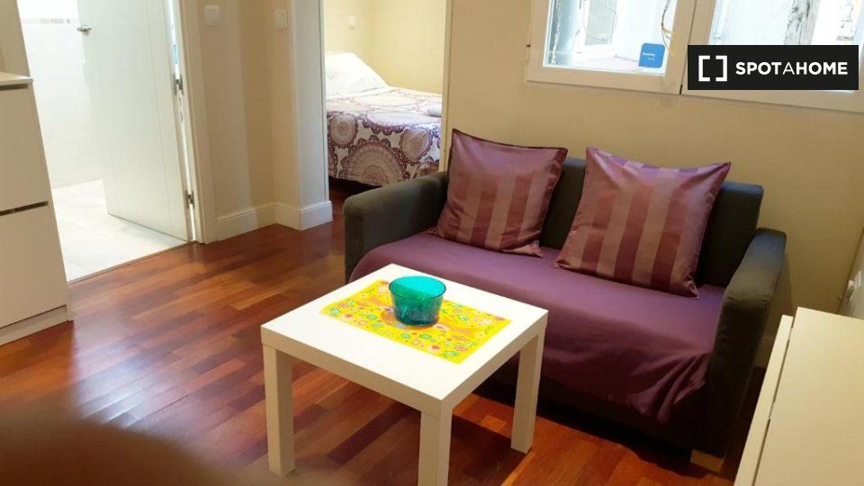 Sala de estar de Piso de alquiler en  Madrid Capital con Aire acondicionado, Calefacción y Amueblado