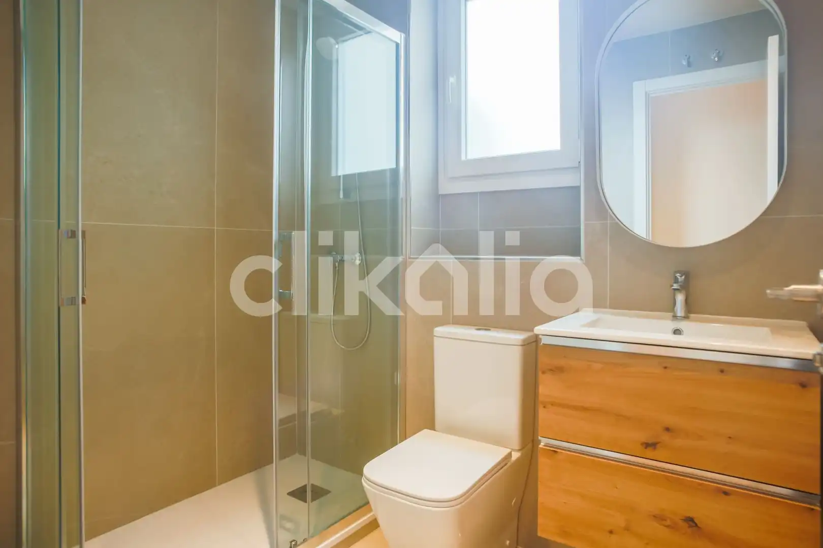 Bathroom of Flat for sale in Madrid  with Air Conditioner and Heating