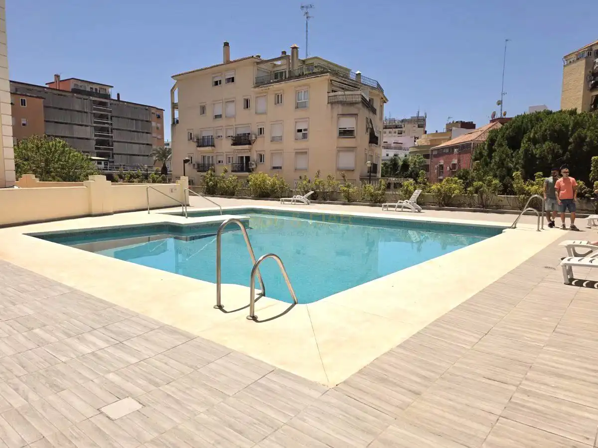 Piscina de Estudio en venta en Torremolinos con Aire acondicionado, Calefacción y Amueblado