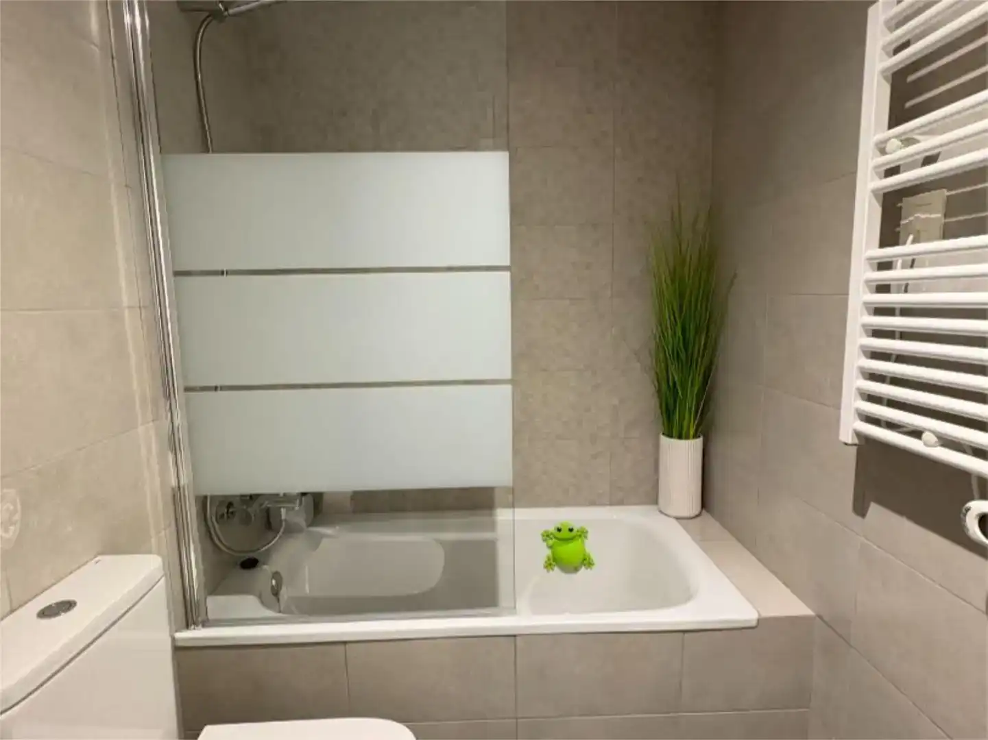 Bathroom of Flat for sale in Sabadell  with Air Conditioner and Swimming Pool