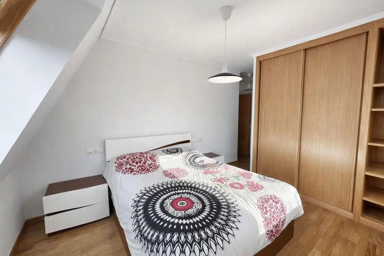 Schlafzimmer von Dachboden zum Verkauf in Cervo mit Heizung, Abstellraum und Möbliert