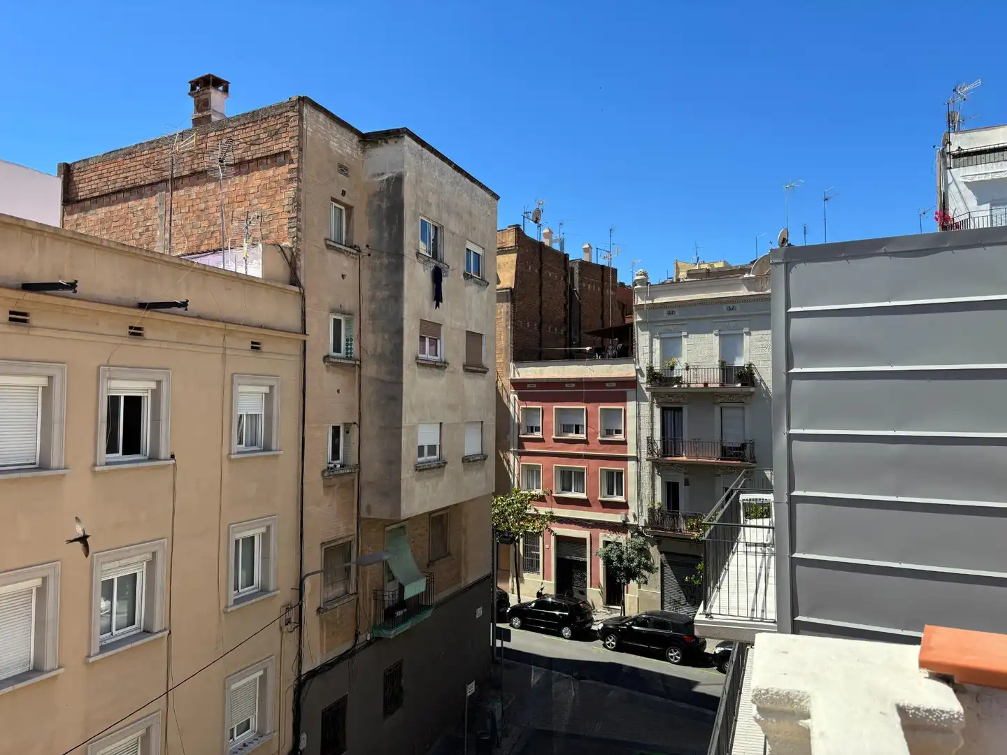 Außenansicht von Wohnung zum Verkauf in L'Hospitalet de Llobregat mit Heizung, Parkett und Terrasse