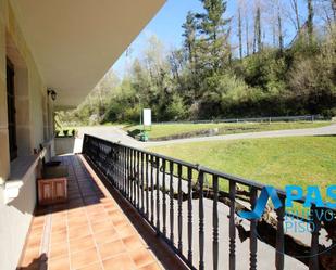 Vista exterior de Casa o xalet en venda en Santa María de Cayón amb Calefacció, Jardí privat i Terrassa