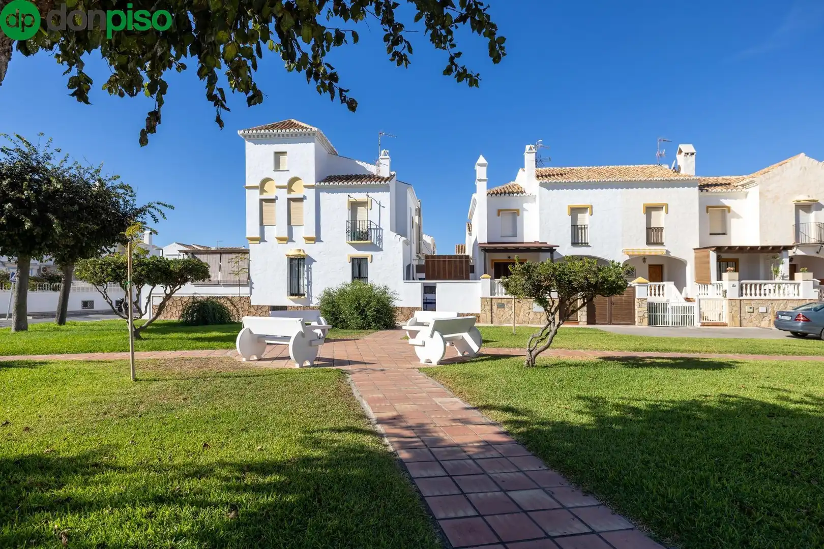 Vista exterior de Casa adosada en venda en Motril amb Aire condicionat, Moblat i Balcó