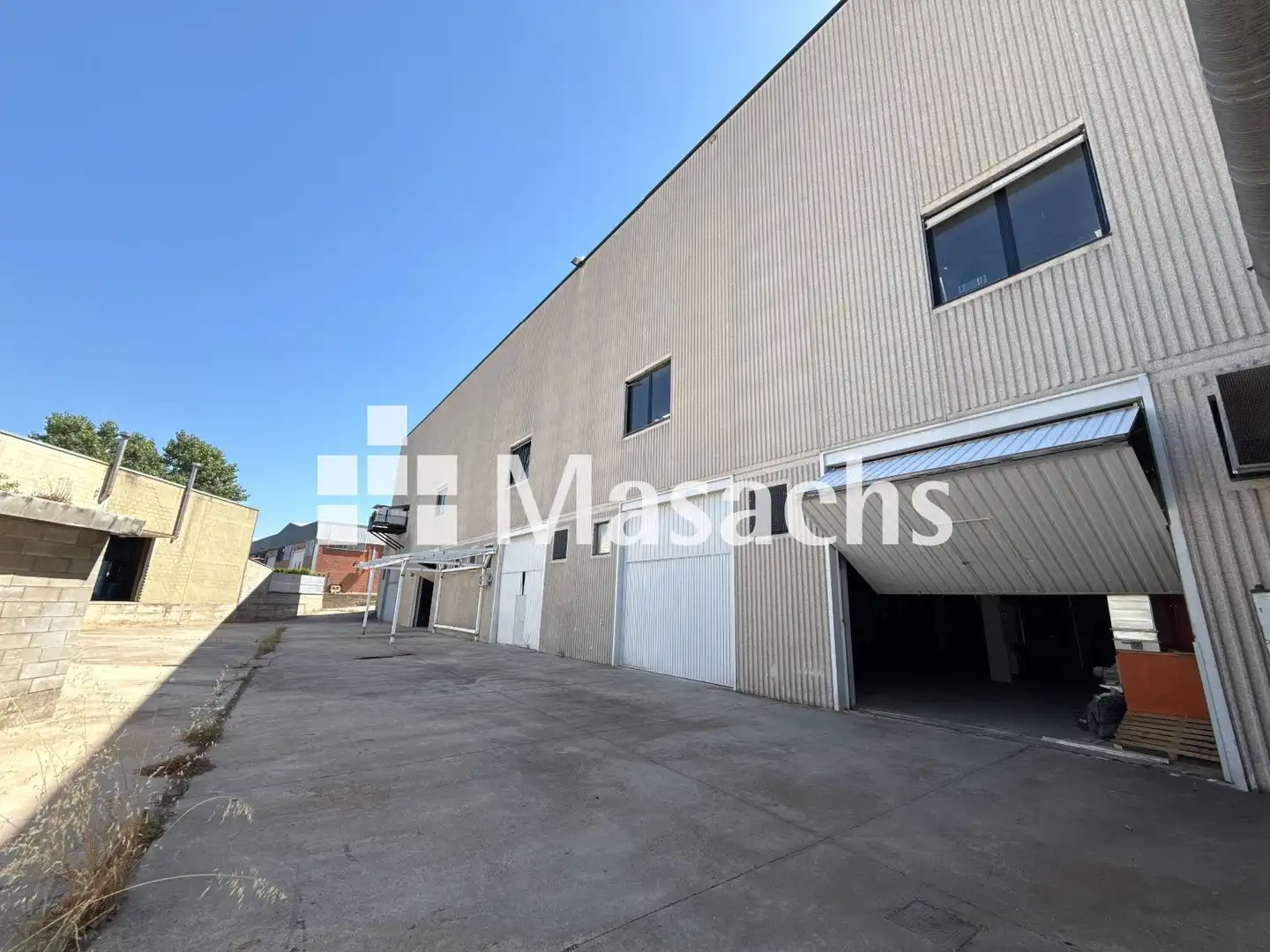 Vista exterior de Nau industrial en venda en Manresa