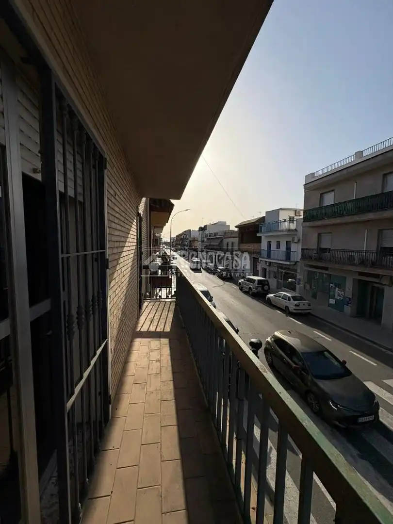 Vista exterior de Piso en venta en La Rinconada con Aire acondicionado, Calefacción y Terraza