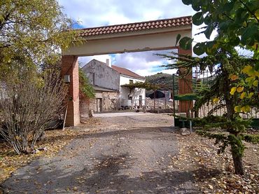Casa rústica amb balcó en venda a Benalúa de las Villas