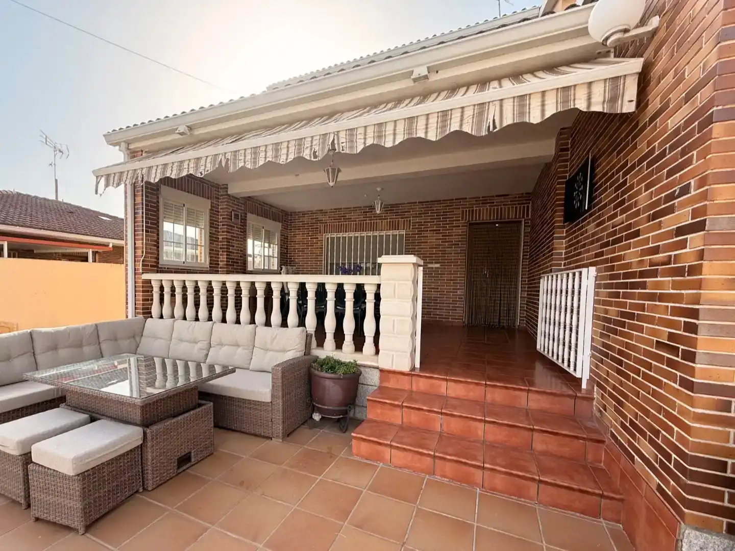 Terrassa de Casa o xalet en venda en Villa del Prado amb Aire condicionat, Jardí privat i Traster