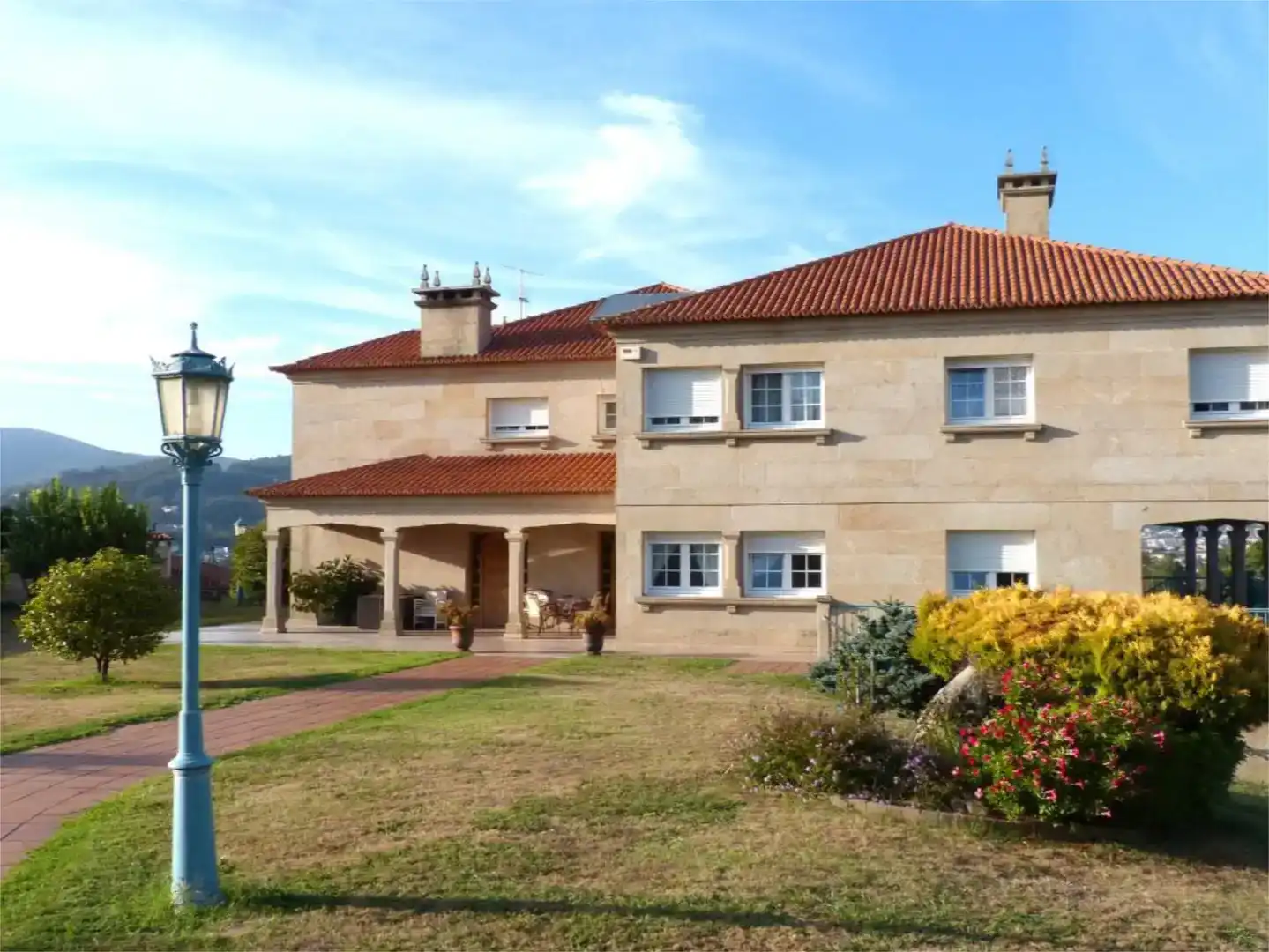Vista exterior de Pis en venda en Pontevedra Capital  amb Jardí privat, Parquet i Piscina
