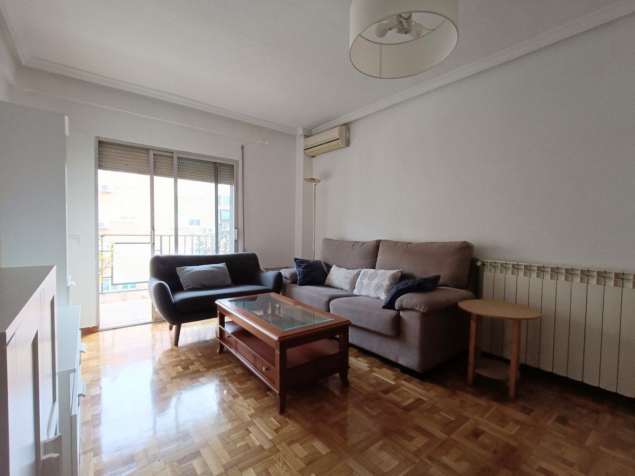 Living room of Flat to rent in  Madrid Capital  with Air Conditioner, Heating and Parquet flooring