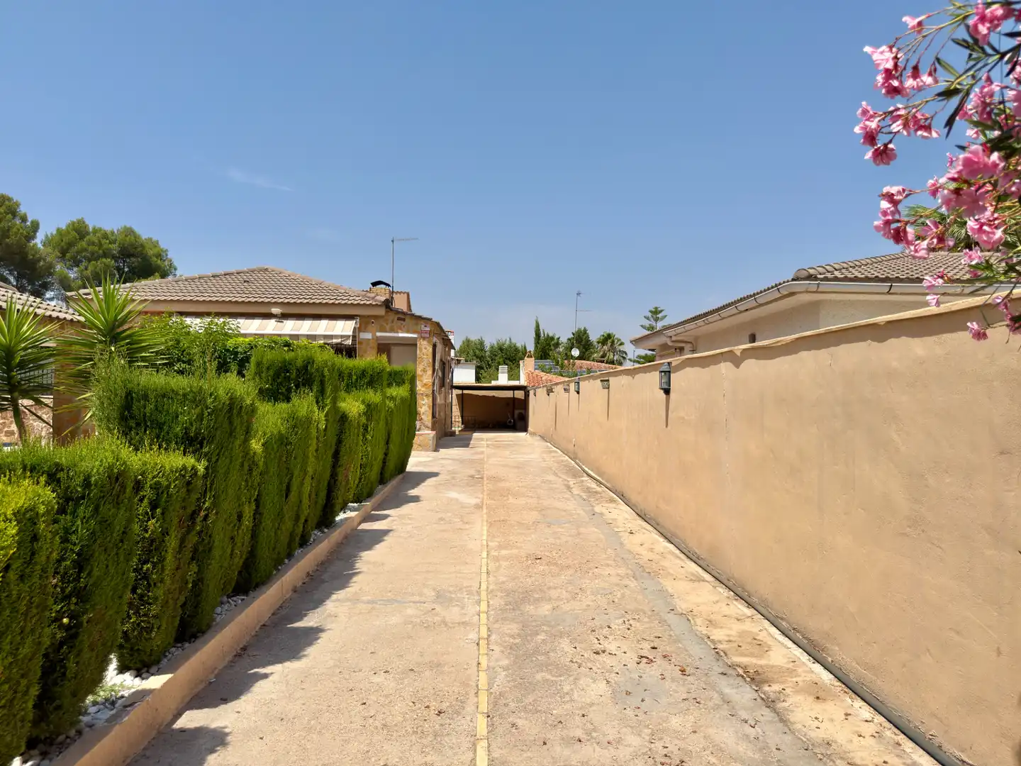 Vista exterior de Casa o xalet en venda en Chiva amb Aire condicionat, Jardí privat i Terrassa