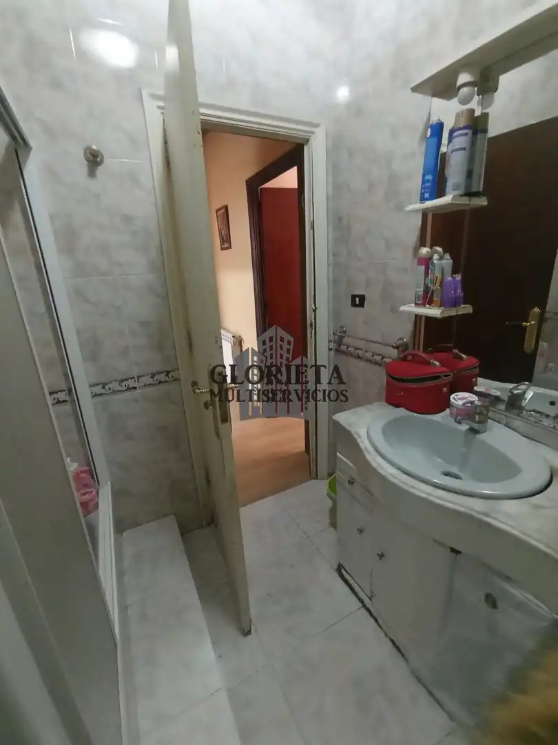 Bany de Pis en venda en Vigo  amb Terrassa i Forn