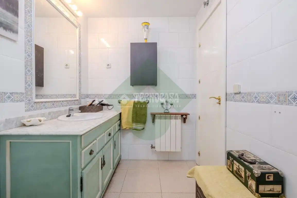 Habitación de Casa adosada en venta en Serranillos del Valle con Calefacción y Jardín privado