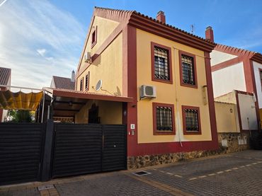 Villa con giardino in vendita a Calle Hierbaluisa 18