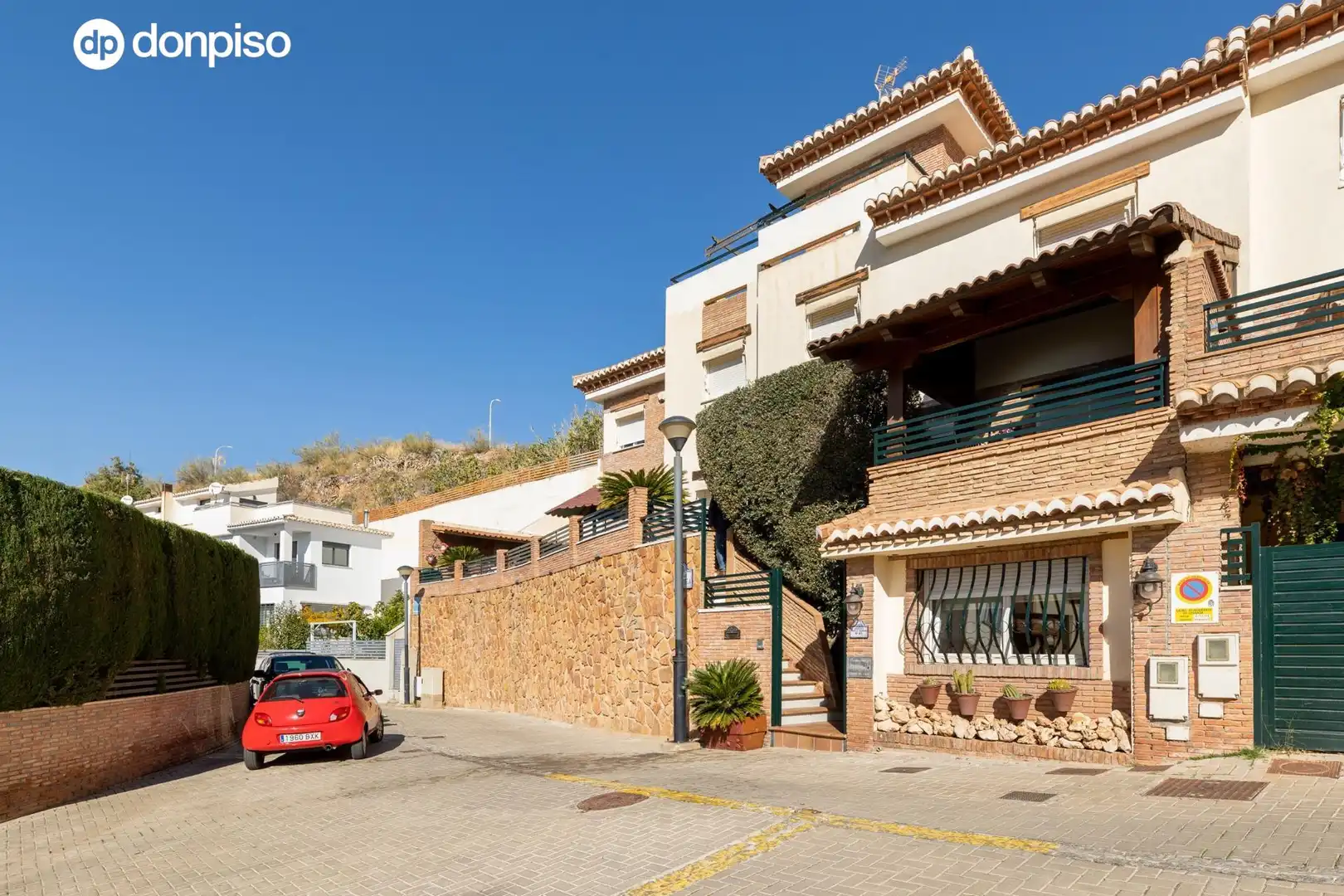 Vista exterior de Casa o chalet en venta en Granada con Jardín privado, Terraza y Piscina