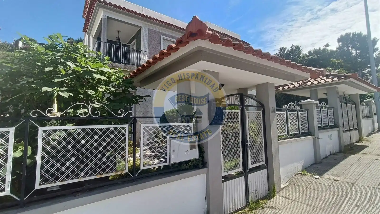 Vista exterior de Casa o xalet en venda en Vigo  amb Calefacció, Traster i Moblat