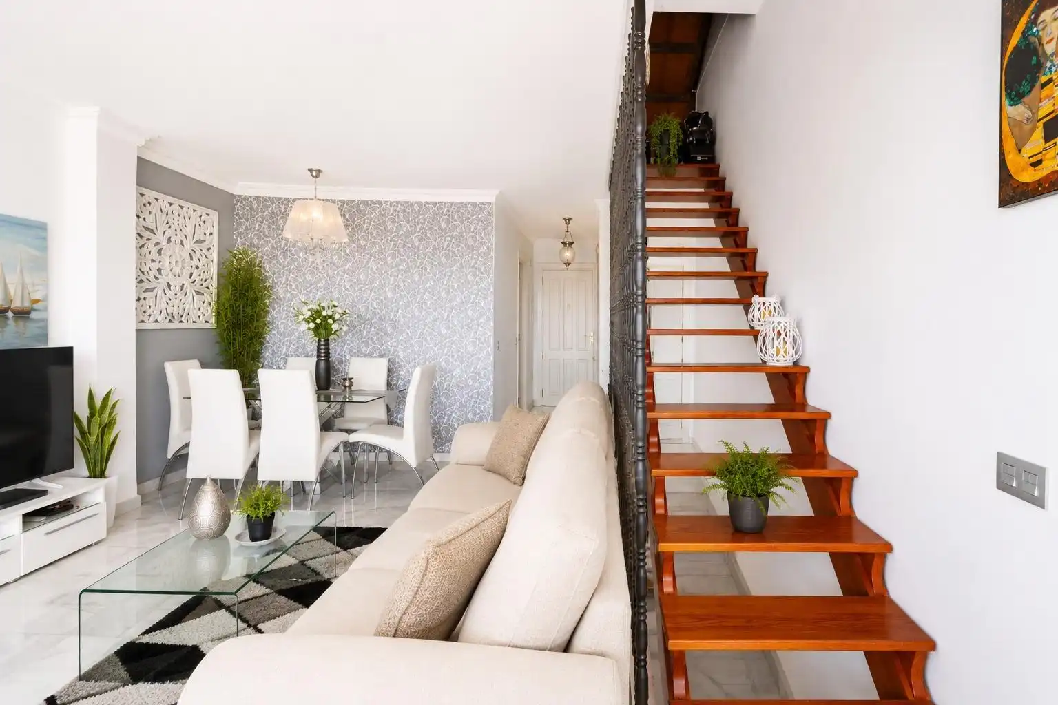 Sala d'estar de Casa adosada en venda en Estepona amb Aire condicionat, Calefacció i Jardí privat