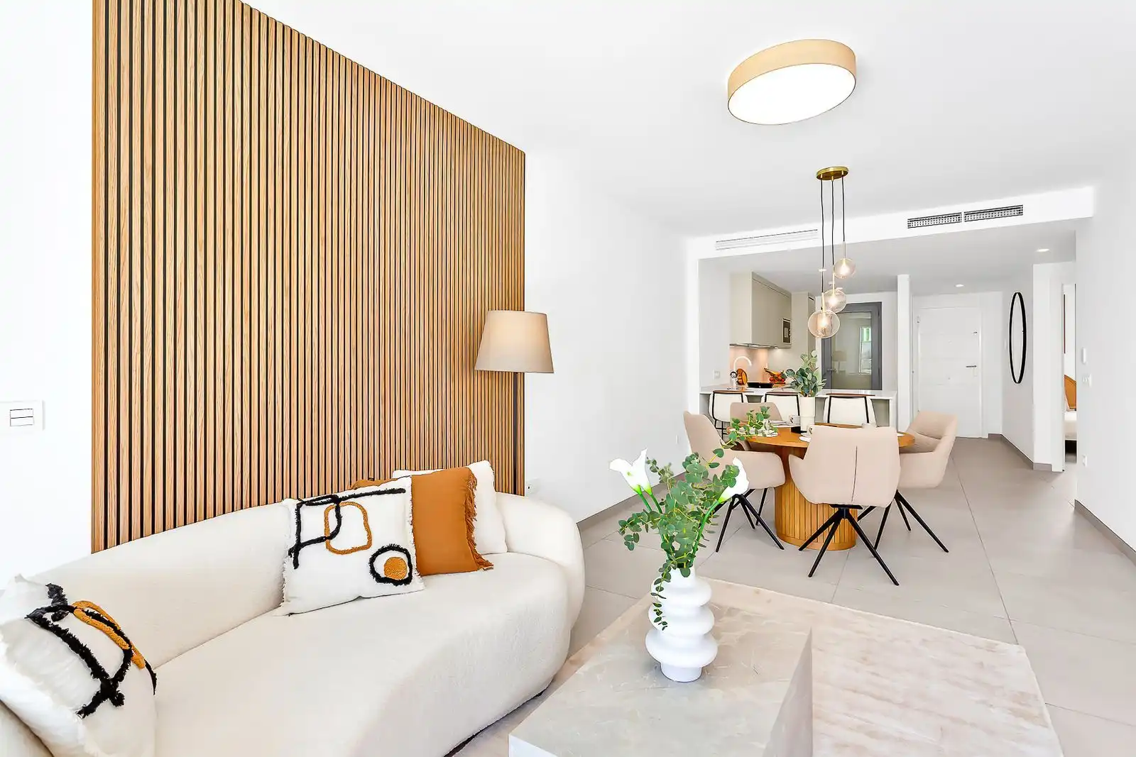 Sala d'estar de Apartament en venda en Marbella amb Aire condicionat, Jardí privat i Terrassa