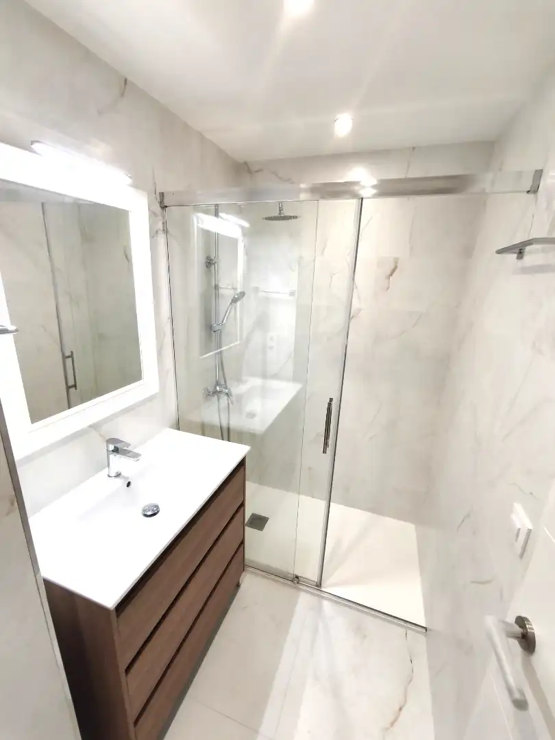 Bathroom of Apartments for rent in Vigo   with Storage room, Furnished and Balcony
