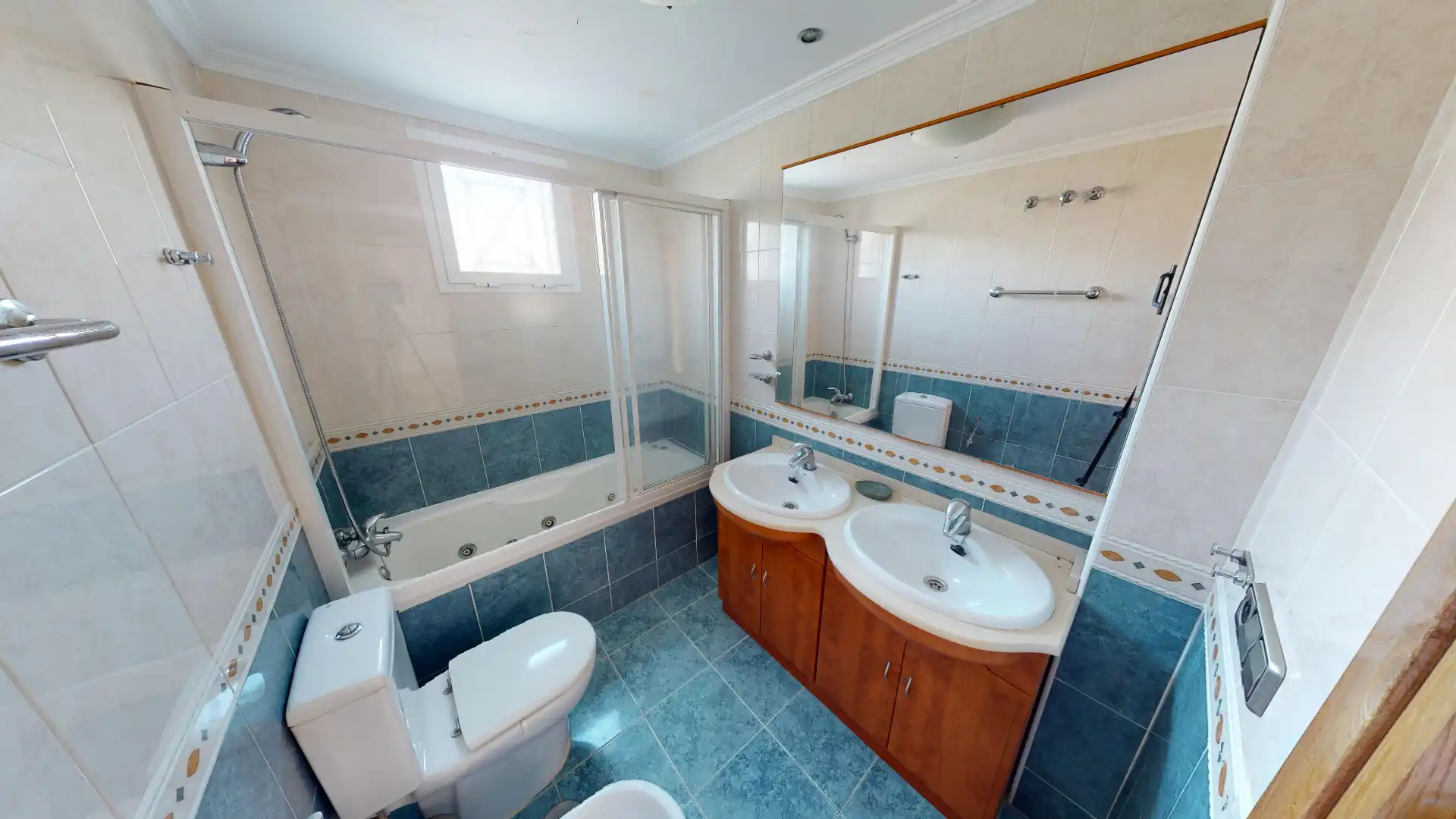 Bathroom of Flat for sale in Torrevieja  with Air Conditioner, Terrace and Community pool