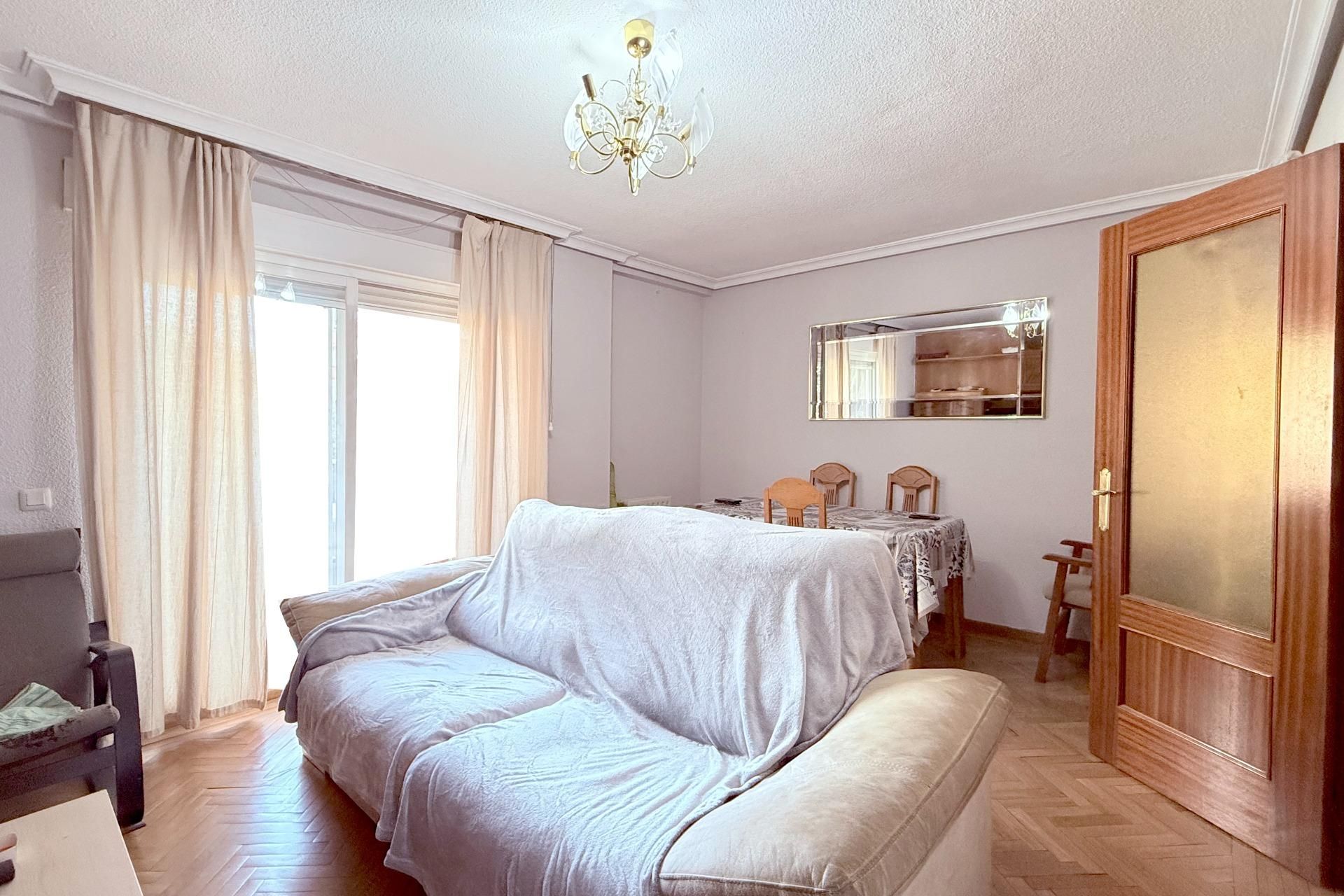 Living room of Flat for sale in  Madrid Capital  with Heating, Parquet flooring and Terrace