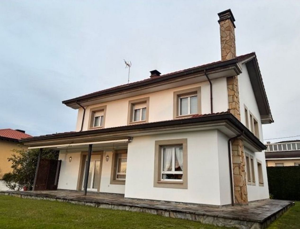 Vista exterior de Casa o xalet en venda en Gijón  amb Calefacció, Jardí privat i Moblat