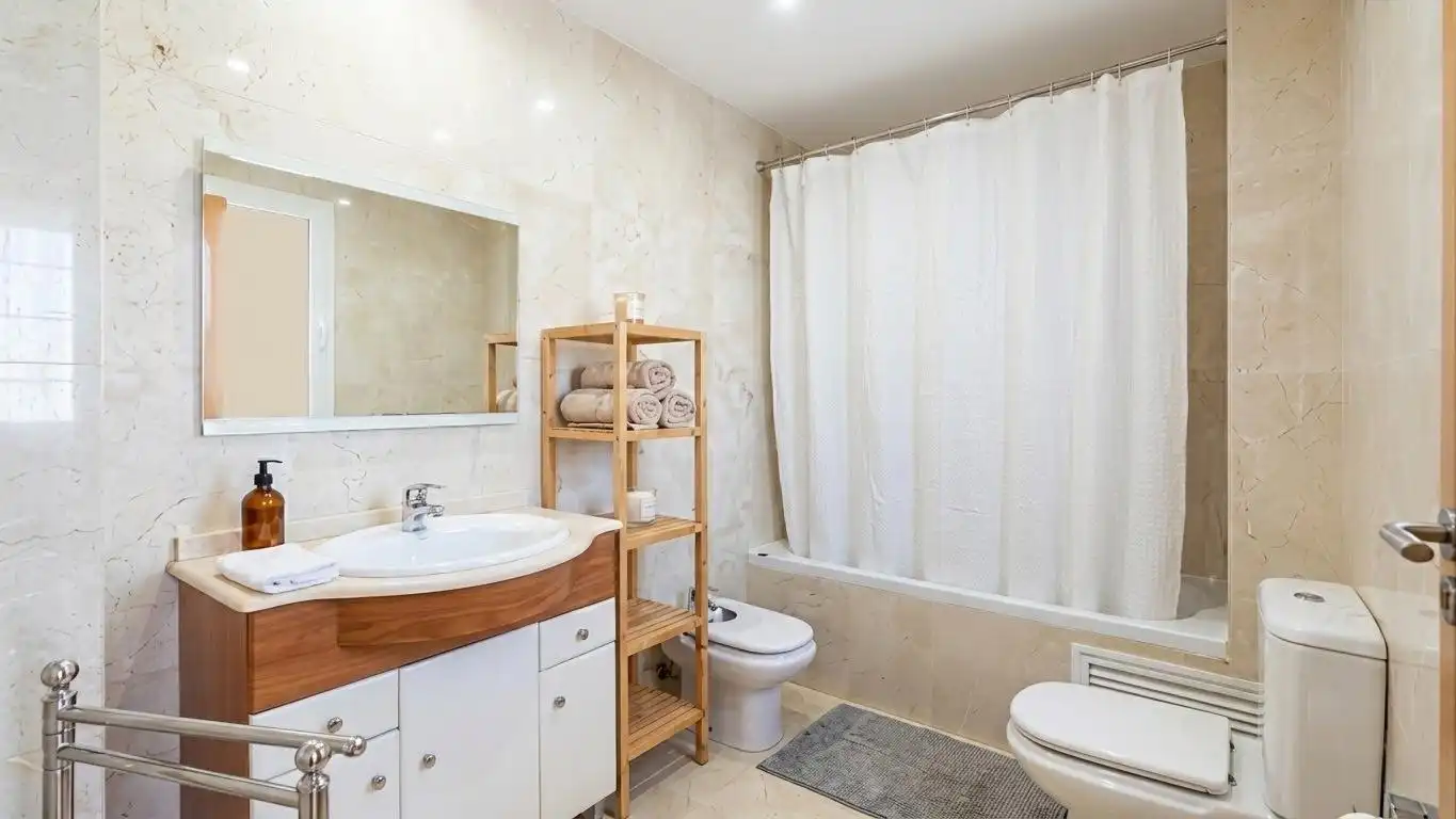 Badezimmer von Erdgeschoss zum Verkauf in Benalmádena mit Klimaanlage, Heizung und Privatgarten
