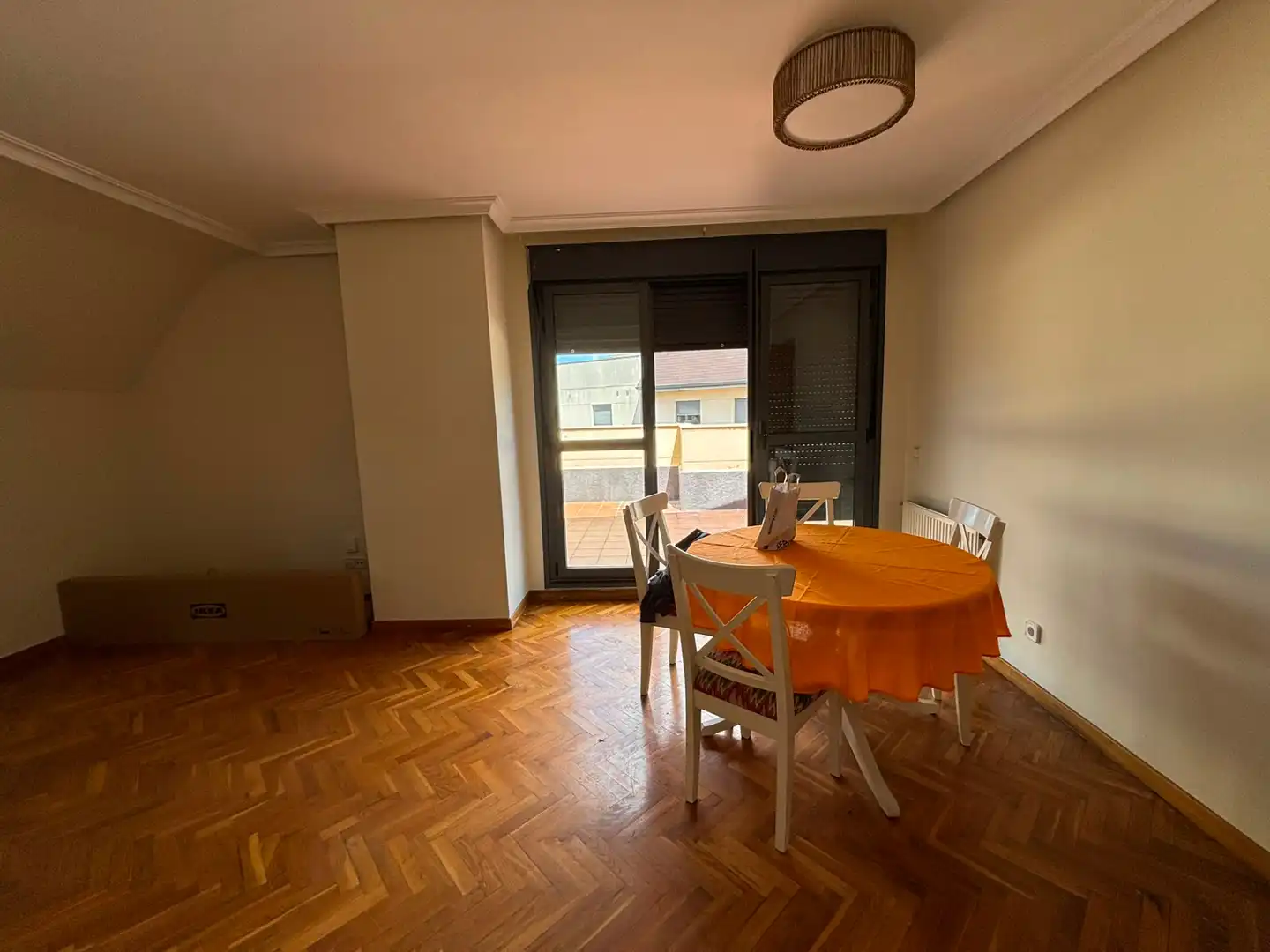 Menjador de Àtic de lloguer en Oviedo  amb Calefacció, Parquet i Terrassa