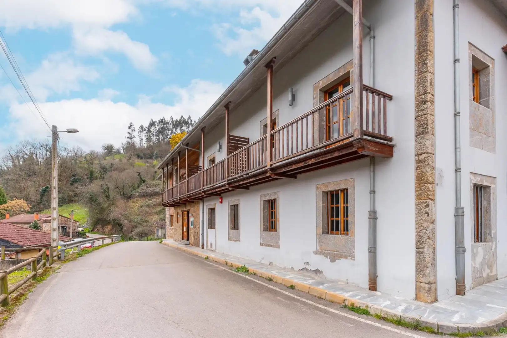 Vista exterior de Finca rústica en venda en Lena amb Jardí privat, Traster i Balcó