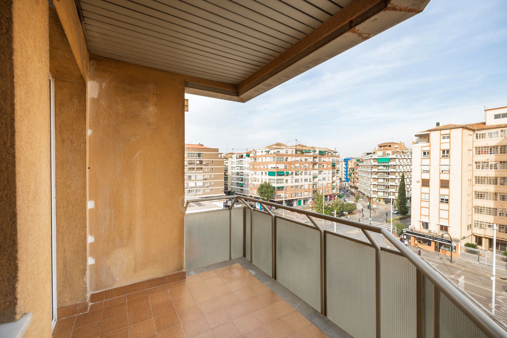 Habitación de Piso de alquiler en  Granada Capital con Calefacción, Horno y Balcón