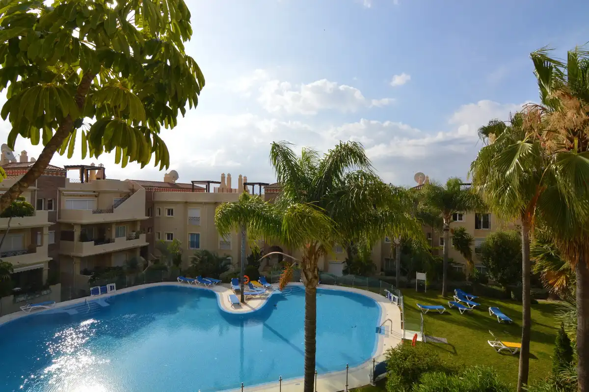 Piscina de Pis en venda en Estepona amb Aire condicionat, Terrassa i Moblat