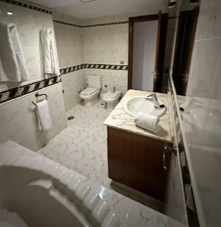 Bany de Casa o xalet en venda en Córdoba amb Aire condicionat, Jardí privat i Terrassa