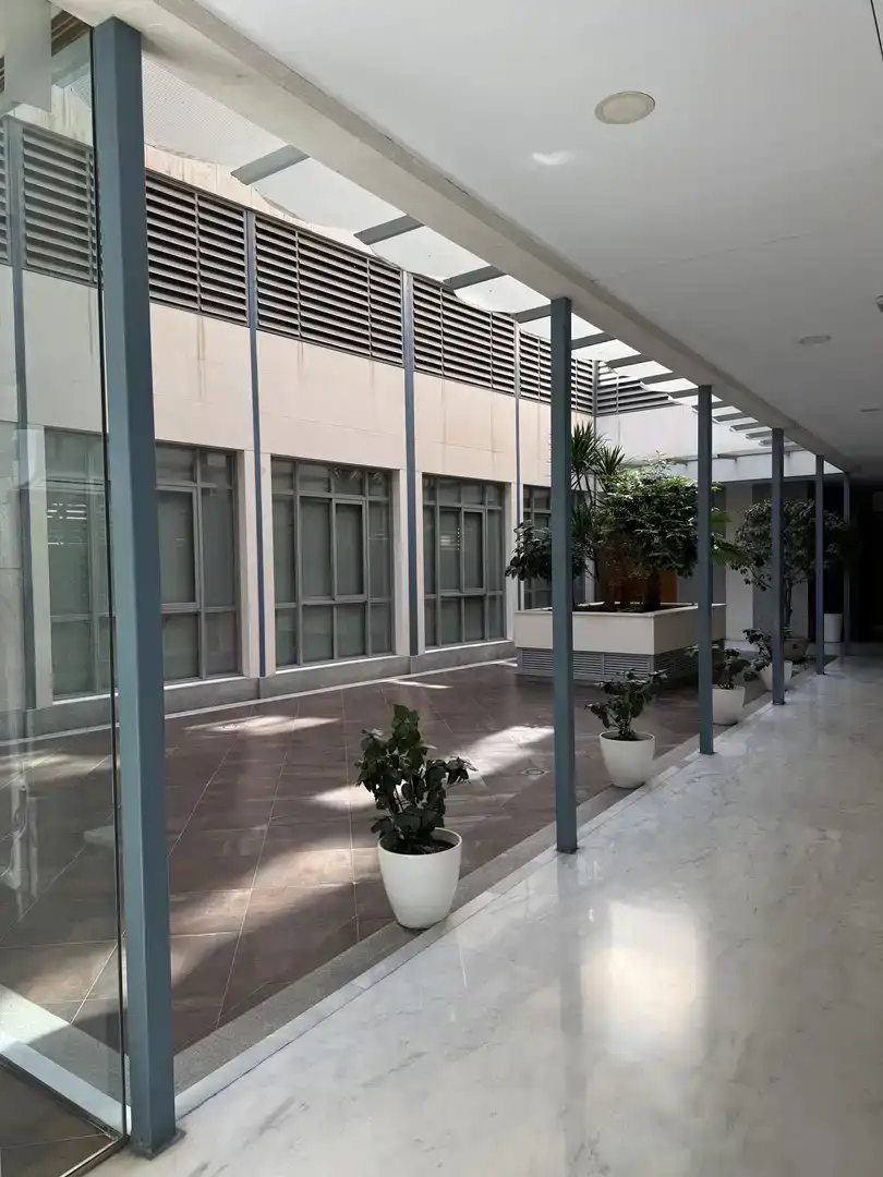 Außenansicht von Wohnung zur Miete in  Sevilla Capital mit Klimaanlage, Schwimmbad und Balkon
