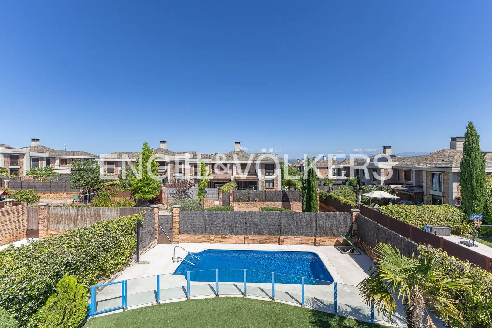 Schwimmbecken von Einfamilien-Reihenhaus zum Verkauf in Majadahonda mit Klimaanlage, Heizung und Privatgarten