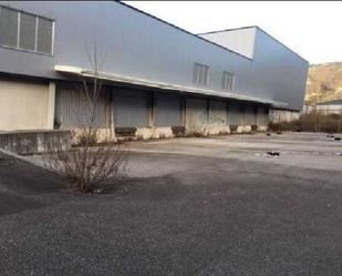 Vista exterior de Nau industrial en venda en San Martín del Rey Aurelio