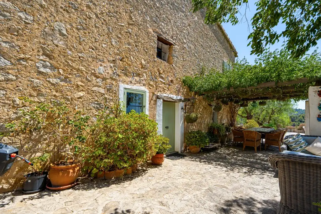 Vista exterior de Finca rústica en venda en Puigpunyent amb Aire condicionat, Calefacció i Jardí privat