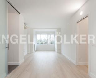 Sala d'estar de Apartament de lloguer en  Madrid Capital amb Aire condicionat i Calefacció