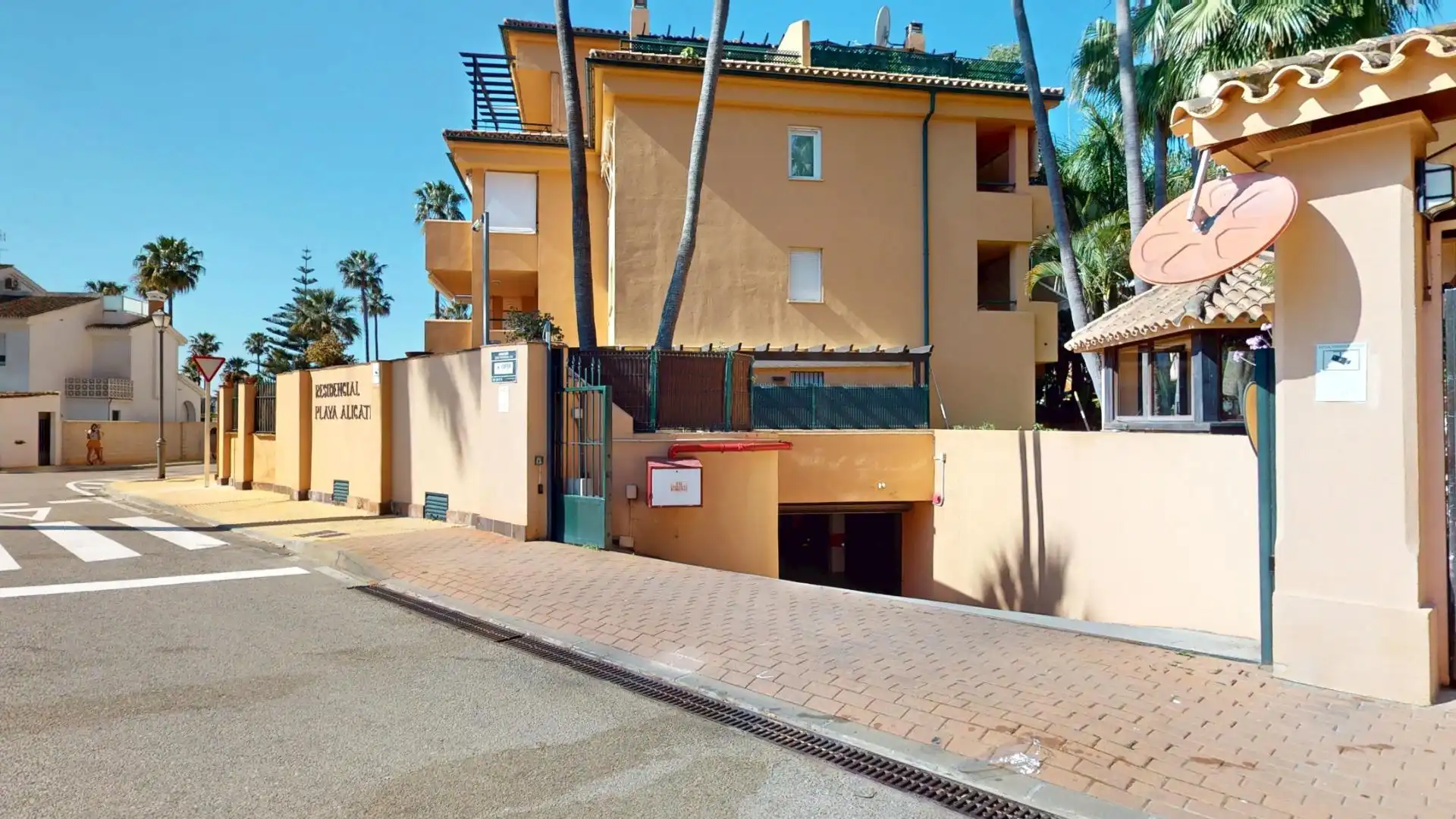 Vista exterior de Pis en venda en Marbella amb Jardí privat, Terrassa i Balcó