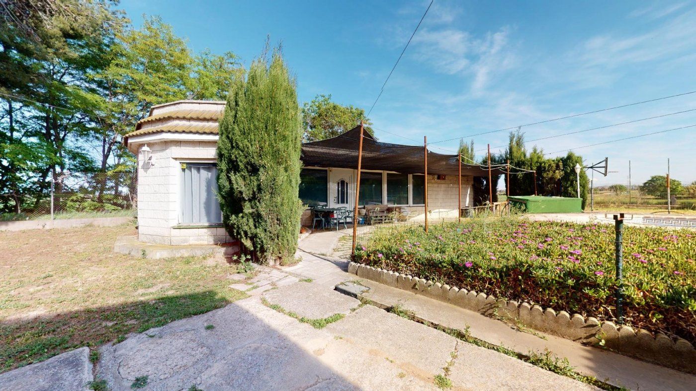 Jardí de Finca rústica en venda en  Zaragoza Capital amb Aire condicionat, Calefacció i Terrassa