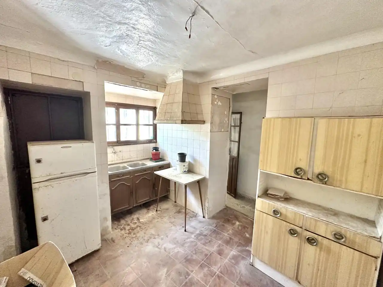Cuina de Casa o xalet en venda en Sierra de Yeguas amb Jardí privat