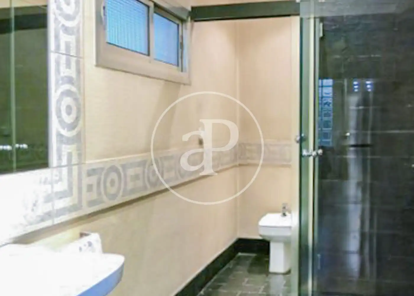 Badezimmer von Wohnung zum Verkauf in Madrid mit Klimaanlage, Heizung und Terrasse