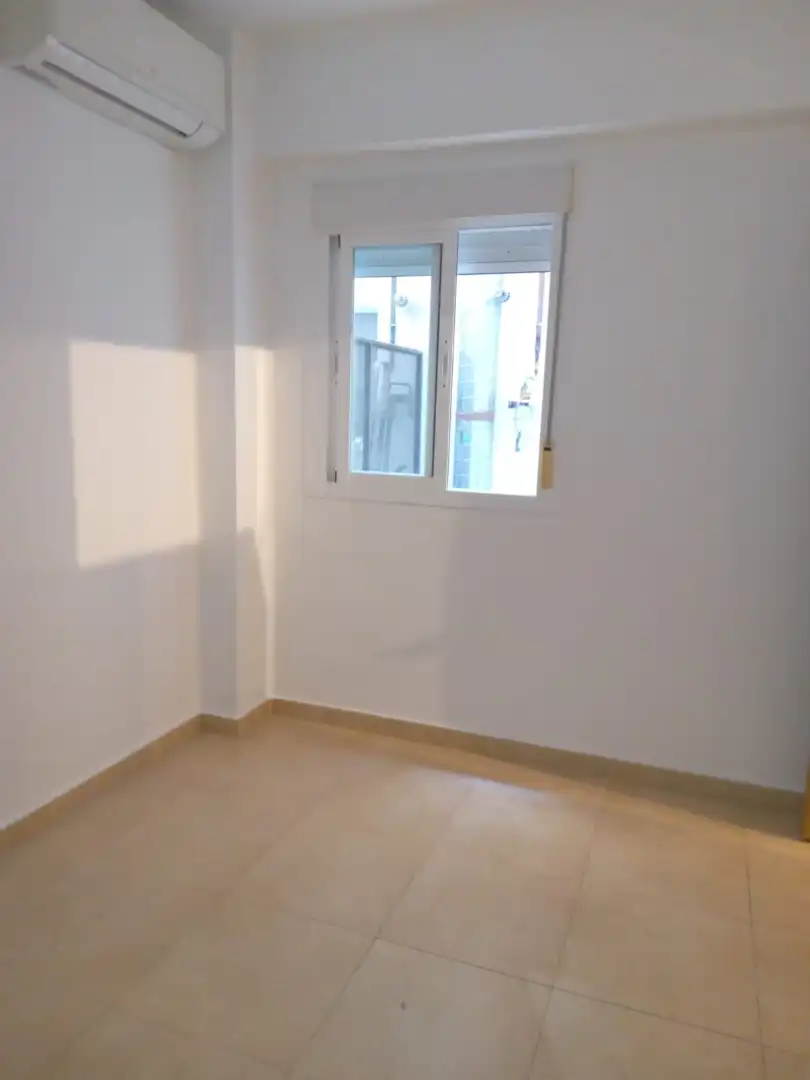 Schlafzimmer von Wohnung zur Miete in Sevilla mit Klimaanlage, Heizung und Waschmaschine