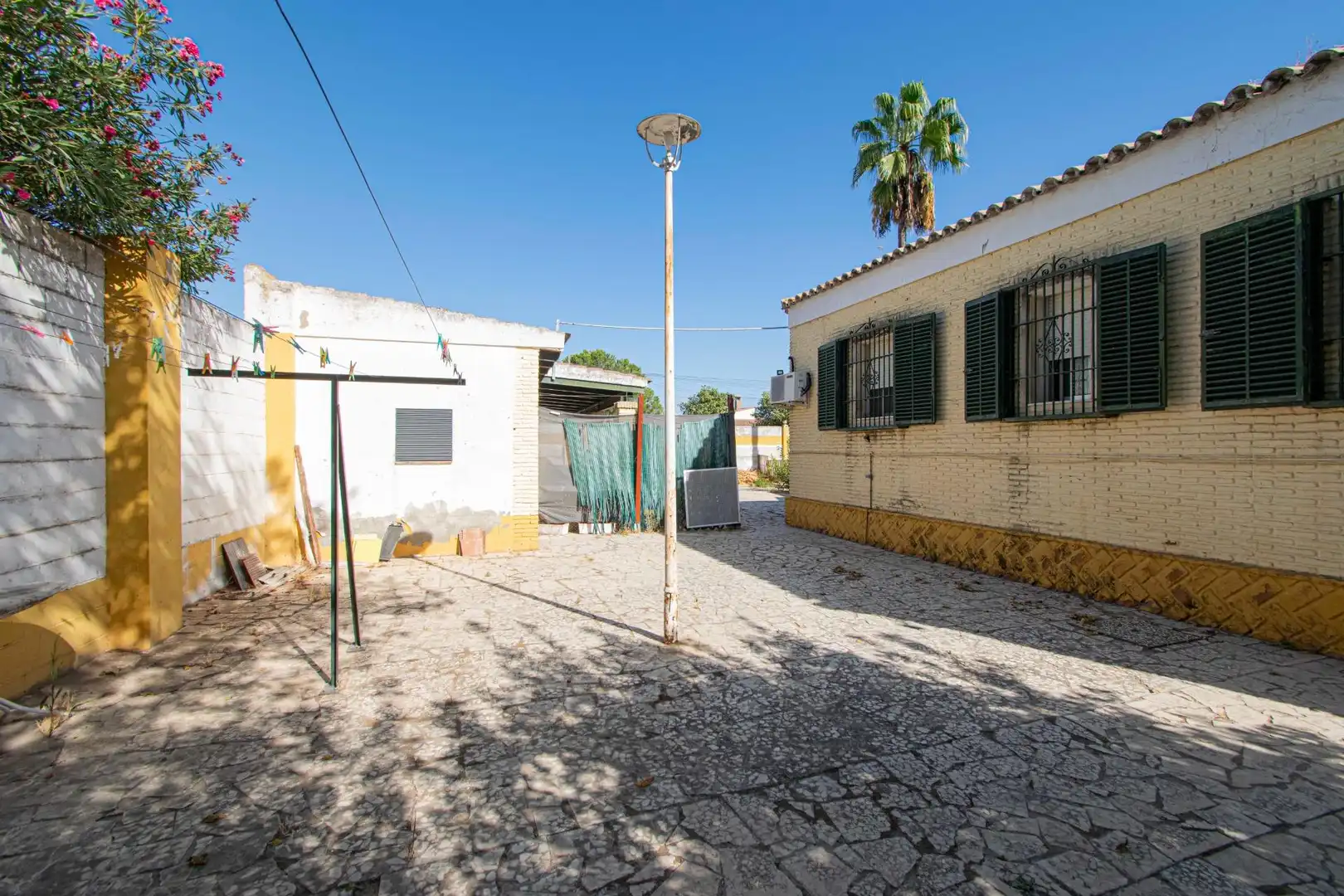 Vista exterior de Casa o xalet en venda en La Rinconada amb Jardí privat i Piscina