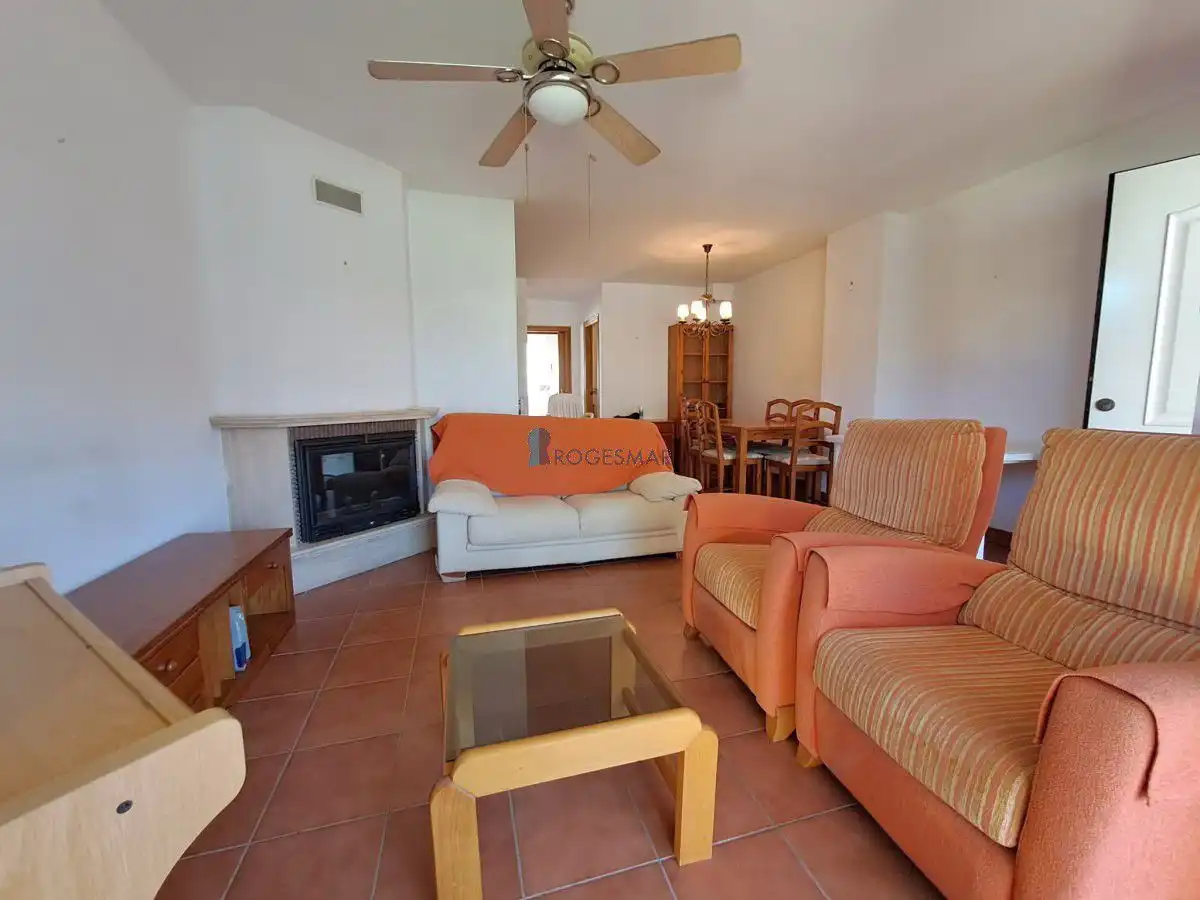 Wohnzimmer von Einfamilien-Reihenhaus zum Verkauf in Benicasim / Benicàssim mit Privatgarten, Terrasse und Balkon