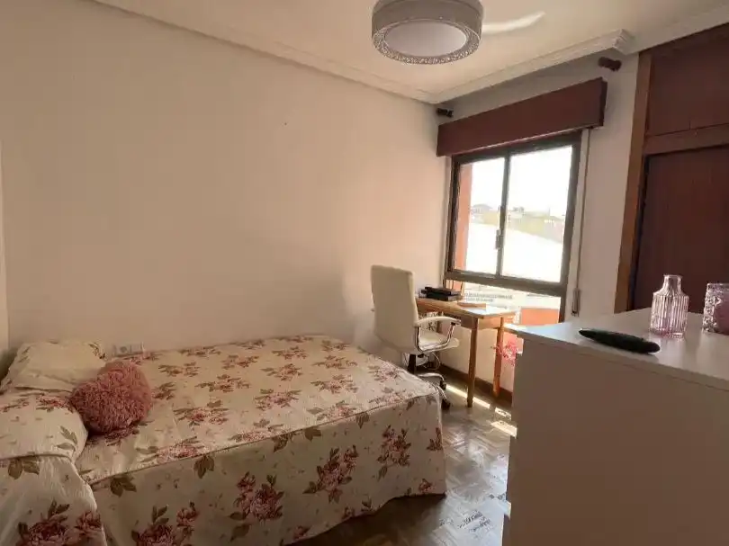 Dormitori de Pis per a compartir en Algeciras amb Parquet, Moblat i Balcó