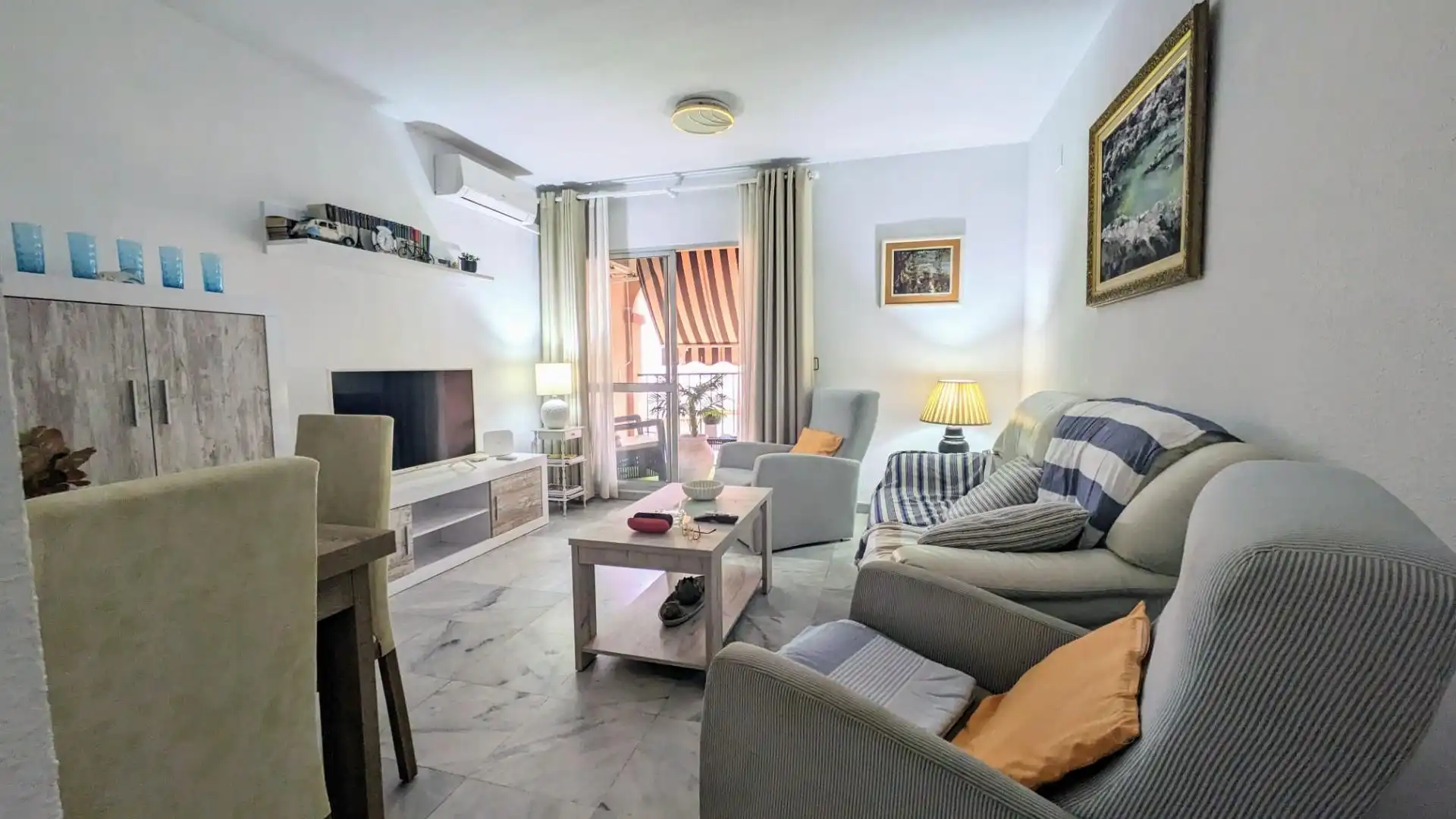 Sala de estar de Piso de alquiler en Fuengirola con Aire acondicionado, Calefacción y Jardín privado