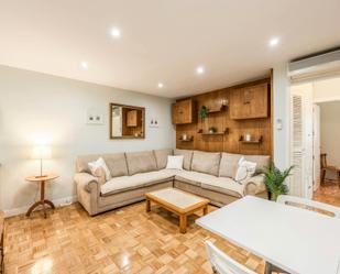 Living room of Flat to rent in  Madrid Capital  with Air Conditioner, Heating and Furnished