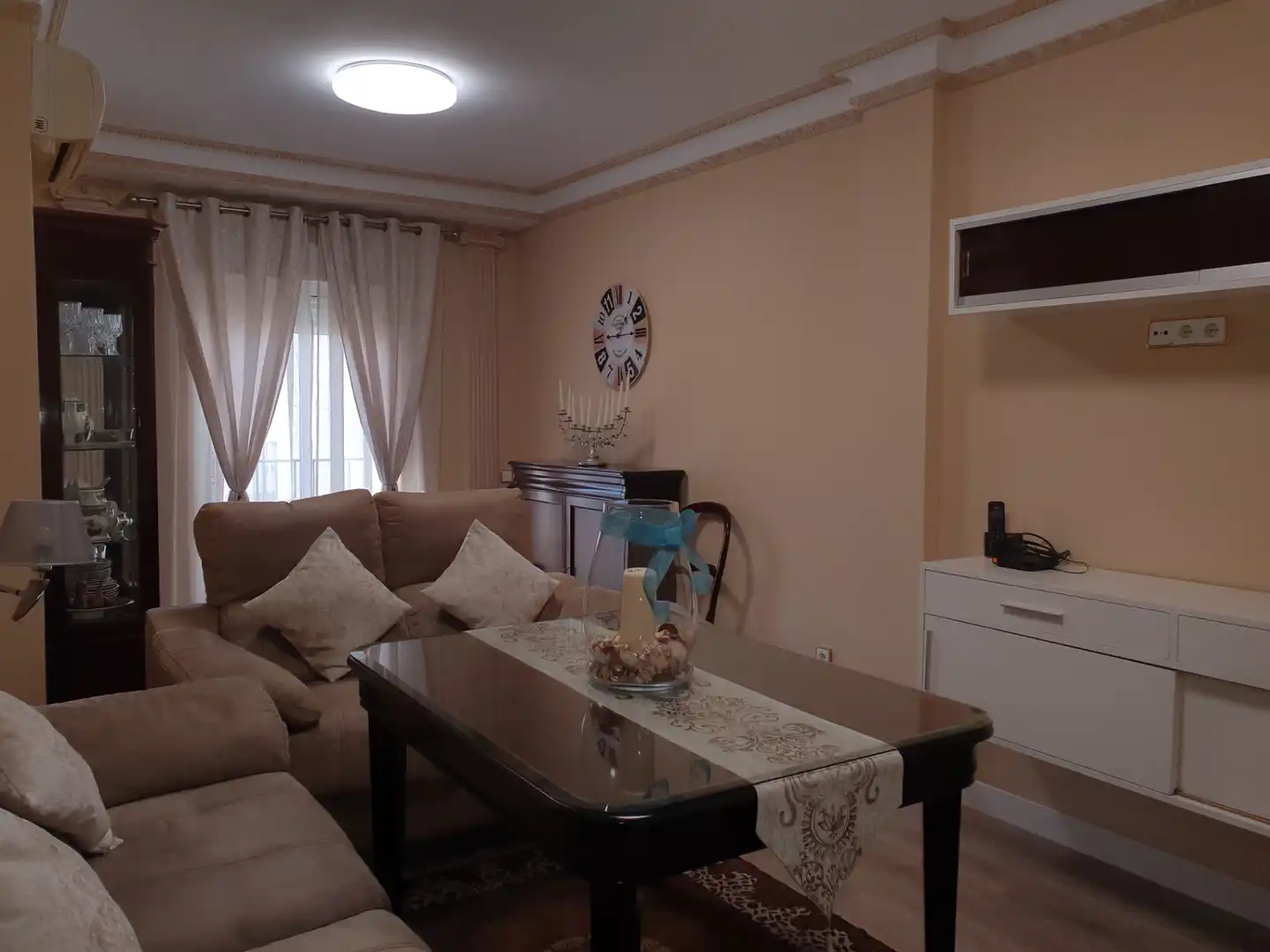 Sala d'estar de Pis de lloguer en Dos Hermanas amb Aire condicionat, Terrassa i Moblat
