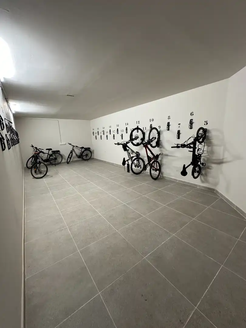 Parking de Piso de alquiler en Valencia con Aire acondicionado, Calefacción y Jardín privado